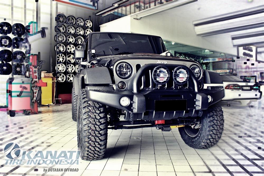37x12.5x20 Kanati Mudhog MT Fuel Pump Matt Black di Jeep JK Wrangler